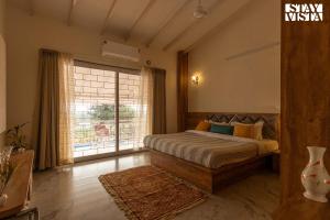 StayVistas Harvest Haven - Pool-View Villa with Deck & Machan near Sula