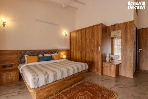 StayVistas Harvest Haven - Pool-View Villa with Deck & Machan near Sula