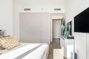 Dubai Dreamland 1BR for 4, King Bed, Pool, Sauna, Gym, Free Parking