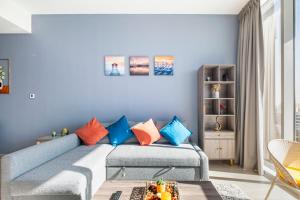 Dubai Dreamland 1BR for 4, King Bed, Pool, Sauna, Gym, Free Parking