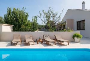 Relax Villa Tanasia with a pool near Split