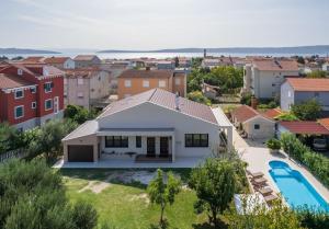 Relax Villa Tanasia with a pool near Split