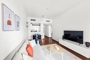 StoneTree - Furnished 1BR in JLT with Lake View