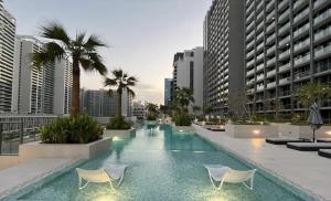 Canal-View Serenity: Modern Studio in Sterling