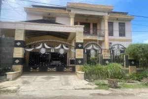 OYO 93502 Homestay Pakmuklis Syariah 2 Near Taman Mini Lhokseumawe - Cotgirek
