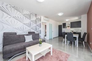 Villa Adria 1, luxury apartment with a pool 