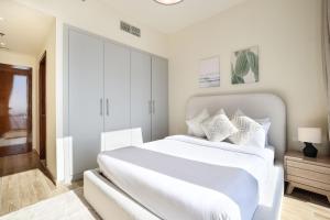 Visionary Vista: 2BR Al Habtoor City