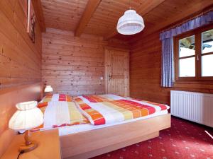 Farmhouse Alpine Retreat with Mountain Views