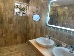 Suite, pool and beach