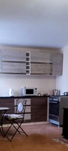 Habitación totalmente independiente con cocina, baño, balcón super espacioso