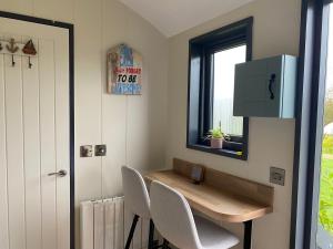 1 Bed Pod - Sleeps 2 - Pets - Garden - Parking