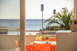 Sea breeze, beachfront apartment 