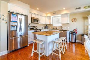 4-bedroom condo with elevator and king bed and parking