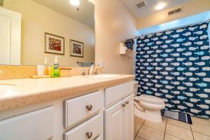 4-bedroom condo with elevator and king bed and parking