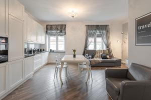 Golden Apartments Warsaw - Elegant Stay, Podwale Street