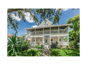 Overlooking Downtown Dunedin Two Bedroom apartment NO KIDS, NO PETS