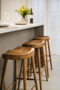 Luxury 60sqm Apartment with Balcony & Easy Parking, 10min from Center