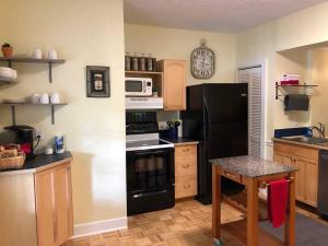 2 Bedroom Apt Overlooking Dunedin Town Square NO KIDS, NO PETS