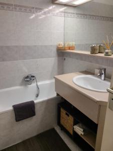 T2 climatisé à 5 minutes à pied de la plage avec parking, piscine et wifi