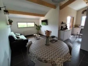 Le Séchoir des acacias, Gite: Les Falaises - 韦泽尔河畔圣莱昂