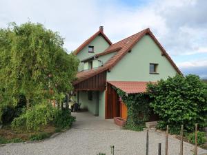 Maisons de vacances Gite lumineux et calme avec terrasse, barbecue et parking a 5 km de Colmar - FR-1-744-32 : photos des chambres