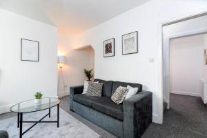 Quiet and comfy house with 2 bedrooms and 2 bathrooms super fast WiFi and crisp hotel standard white linen hosted by Our Home Short Stays