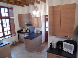 Maisons de vacances Gite Tuffe-Val-de-la-Cheronne, 5 pieces, 8 personnes - FR-1-410-430 : photos des chambres