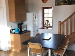 Maisons de vacances Gite Tuffe-Val-de-la-Cheronne, 5 pieces, 8 personnes - FR-1-410-430 : photos des chambres