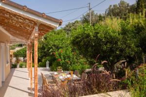 Villa Kallisti - private villa with hot tub, large garden, close to the beach