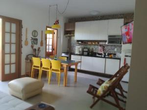 Na Vila da Praia do Forte- BA, 2 quartos, piscina, 2 garagens