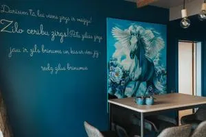 Zilais Zirgs - Kaibala