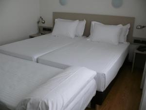 Standard Triple Room (2 Adults + 1 Child) room in Hotel Sercotel Los Angeles