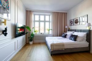 Discover Krakow Apartments - Lubomirskiego St - Classic & Modern - Near Main Station, Netflix and AC