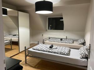 Duisburg FeelHome, Flughafen nah,2-Schlafzimmer, Badewanne, Zentral, WiFi, Top Floor