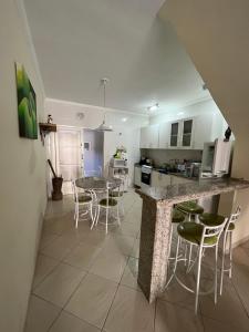 Casa aconchegante com ar condicionado para família em condomínio