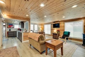 Charming Happy Valley Home 13 Mi to Portland!