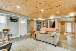 Charming Happy Valley Home 13 Mi to Portland!