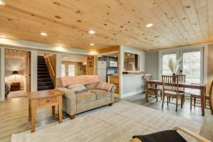 Charming Happy Valley Home 13 Mi to Portland!