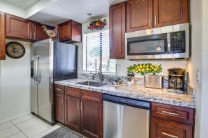 Palm Desert Condo with Patio and Golf Course Views!