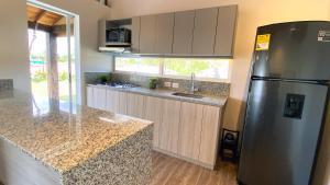 Casa Campestre en zona exclusiva con Jacuzzi, a 10 min del aeropuerto, 20 min parque del café, WiFi, parqueadero privado, vigilancia 24 hrs y amplias zonas sociales