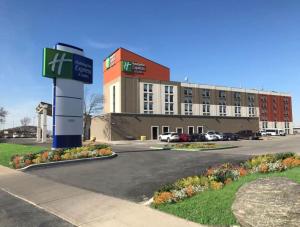 Holiday Inn Express & Suites Toronto Airport West, an IHG Hotel