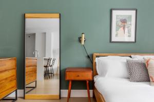 Sparkling Midtown Studio w Gym nr Times Sq NYC-228