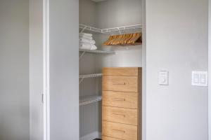 First Hill 1br w gym lounge rooftop SEA-695