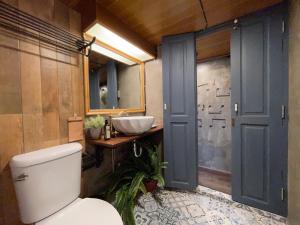 Studio with Balcony room in Central Old Town Cottage