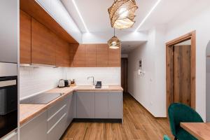 Tinker Bell by halu! : Colorful family apt