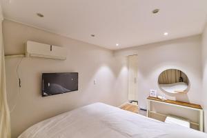 Phòng Giường Đôi Lớn 207 (Double Queen Room 207)