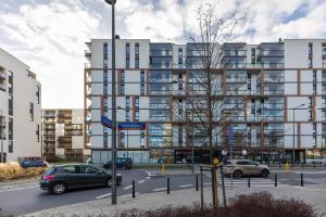 Bright Blue Apartment with Balcony, Parking and Air Conditioning in Warsaw by Renters