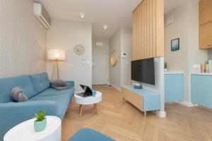 Bright Blue Apartment with Balcony, Parking and Air Conditioning in Warsaw by Renters