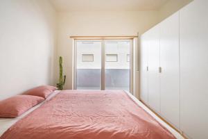 Modern 1-Bed Apt with Big Balcony near Beaches