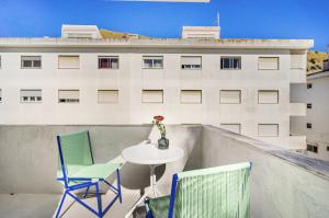 Modern 1-Bed Apt with Big Balcony near Beaches